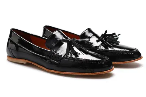 Mocasín confeccionado en cuero de charol quebrado (Oggi zapatos, $129.999) Mocasín confeccionado en cuero de charol quebrado (Oggi zapatos, $129.999)