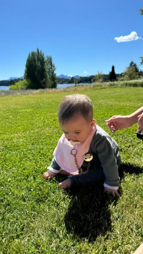 Foto de Olivia, la hija de Kun Agüero y Sofía Calzetti, disfrutando de la casa de Juliana Awada en el sur argentino. Foto de Olivia, la hija de Kun Agüero y Sofía Calzetti, disfrutando de la casa de Juliana Awada en el sur argentino.