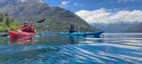 Parque Nacional Los Alerces: travesía en kayak. Parque Nacional Los Alerces: travesía en kayak.