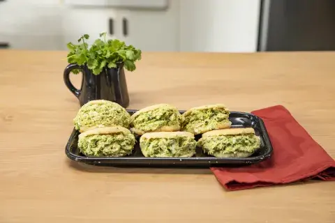 AREPAS CON PALTA Y POLLO AREPAS CON PALTA Y POLLO