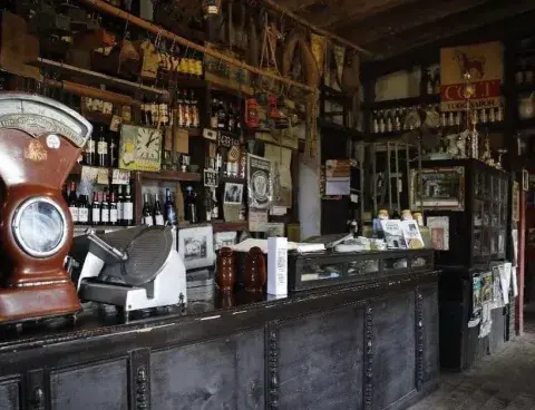 La Pulpería de Cacho está en Mercedes, provincia de Buenos Aires. La Pulpería de Cacho está en Mercedes, provincia de Buenos Aires.
