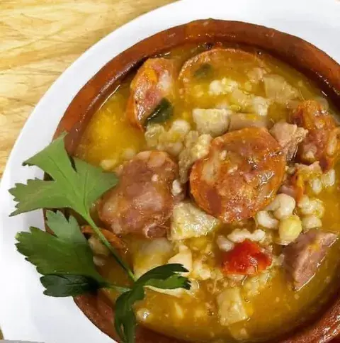 El locro, un plato típico en La pulpería de Cacho El locro, un plato típico en La pulpería de Cacho