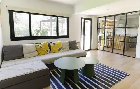 Las mesitas son de @cumulo. Alfombra de @ALFOMBRASRugIt y sillón de @crocedeco.