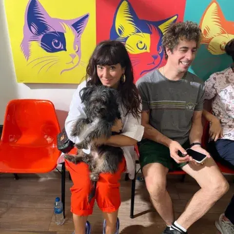 Uma como Roto, junto a Griselda Siciliani y Esteban Lamothe en el set de Envidiosa. Uma como Roto, junto a Griselda Siciliani y Esteban Lamothe en el set de Envidiosa.