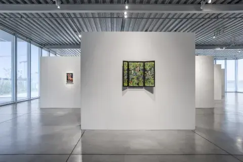 Las salas del nuevo Malba Puertos son cubos de vidrio sin paredes. En Ensayos Naturales hay módulos con doce obras de Mondongo que se orientan con vista a la laguna. Del otro lado se exhiben las piezas de Rosana Schoijett. Las salas del nuevo Malba Puertos son cubos de vidrio sin paredes. En Ensayos Naturales hay módulos con doce obras de Mondongo que se orientan con vista a la laguna. Del otro lado se exhiben las piezas de Rosana Schoijett.