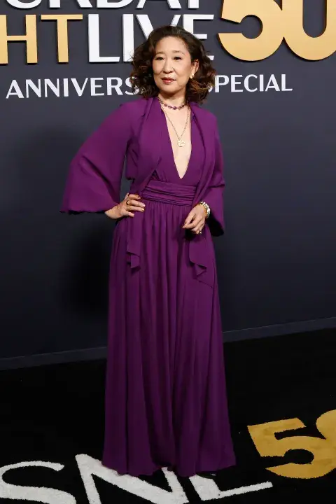 Sandra Oh en la alfombra roja de la gala SNL 50. Sandra Oh en la alfombra roja de la gala SNL 50.