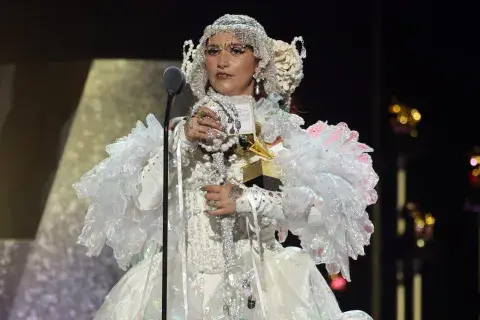 Sierra Ferrell recibiendo uno de sus premios grammy 2025. Sierra Ferrell recibiendo uno de sus premios grammy 2025.