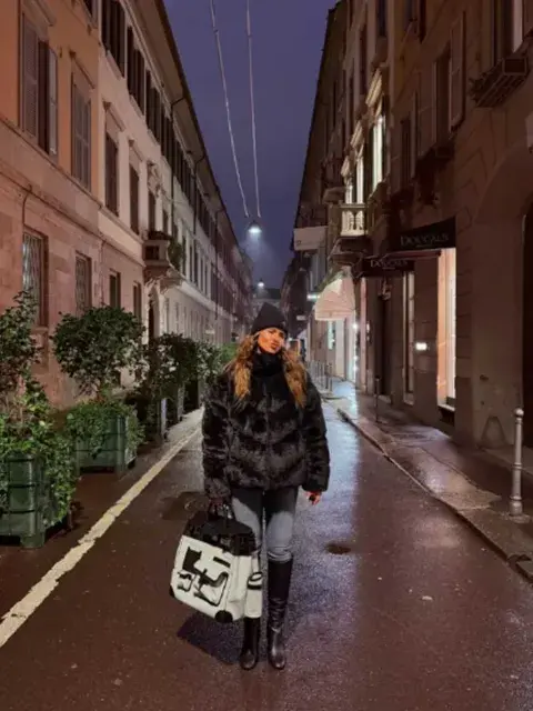 En una historia que subió la actriz se la pudo ver en una de las tantas callecitas de Milán con un importante bolso de una marca internacional de lujo. En una historia que subió la actriz se la pudo ver en una de las tantas callecitas de Milán con un importante bolso de una marca internacional de lujo.