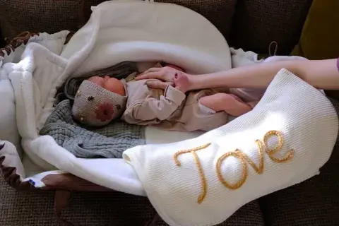 Lily Collins y Charlie McDowell confirmaron que le dieron la bienvenida a su hija Tove Jane Lily Collins y Charlie McDowell confirmaron que le dieron la bienvenida a su hija Tove Jane