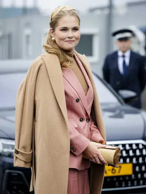 Los accesorios elegidos también dieron que hablar. Amalia de Holanda eligió una diadema trenzada en tono beige, unos aros redondos en color dorado y sumó un bolso de mano esférico y alargado, confeccionado en beige y marrón Los accesorios elegidos también dieron que hablar. Amalia de Holanda eligió una diadema trenzada en tono beige, unos aros redondos en color dorado y sumó un bolso de mano esférico y alargado, confeccionado en beige y marrón
