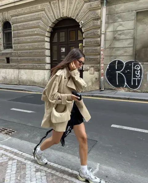 Look de lluvia con trench y zapatillas Look de lluvia con trench y zapatillas