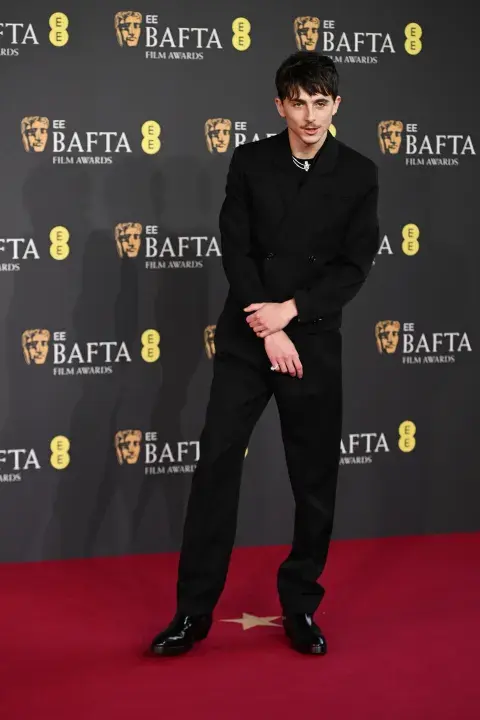 Timothée Chalamet en la alfombra roja de los Premios BAFTA 2025.