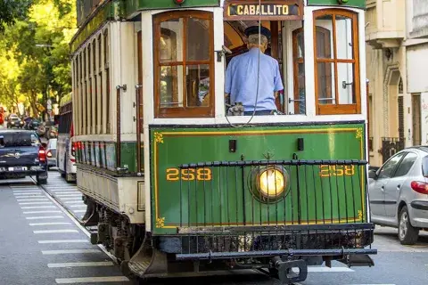Durante 100 años, el tranvía fue un medio de transporte urbano en Buenos Aires, pero en 1963 desapareció abruptamente Durante 100 años, el tranvía fue un medio de transporte urbano en Buenos Aires, pero en 1963 desapareció abruptamente