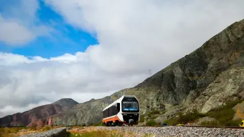 Foto del Tren solar de Jujuy que recorre la Quebrada de Humahuaca. Foto del Tren solar de Jujuy que recorre la Quebrada de Humahuaca.