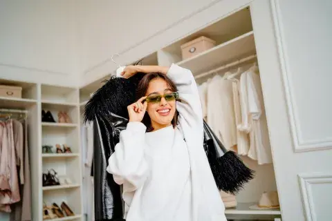 mujer feliz vestidor mujer feliz vestidor