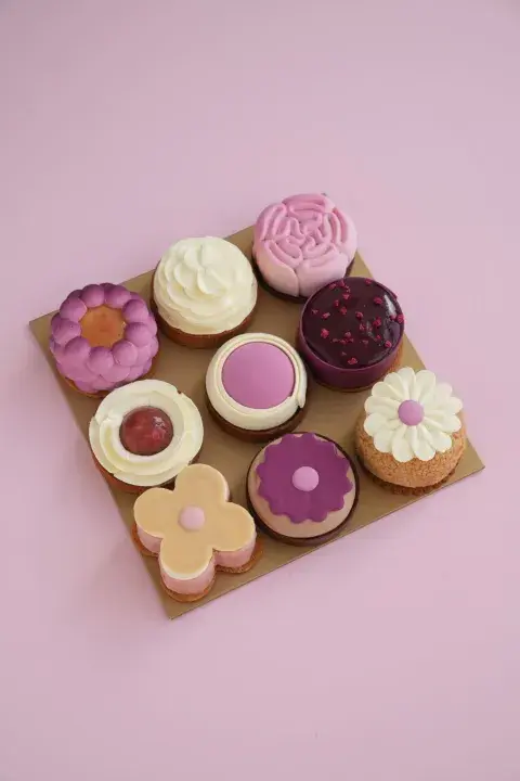 9 tortas mini de colores rosa y blanco. 9 tortas mini de colores rosa y blanco.