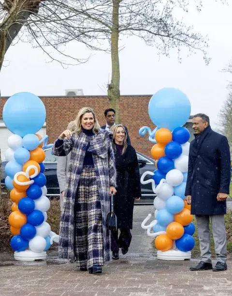 Maxima usó un conjunto escocés súper abrigado y elegante. Maxima usó un conjunto escocés súper abrigado y elegante.