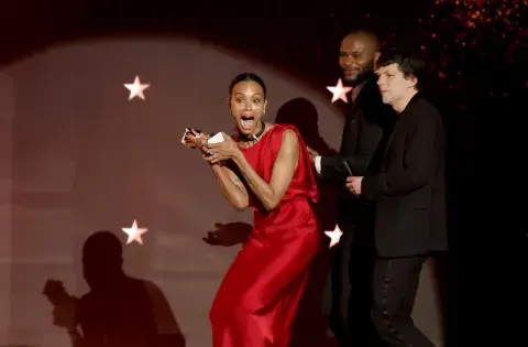 Zoe Saldana recibiendo su premio por Emilia Pérez en los Critics Choice Awards 2025. Zoe Saldana recibiendo su premio por Emilia Pérez en los Critics Choice Awards 2025.