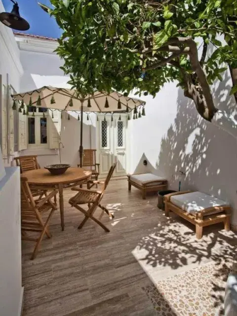 Pisos simil madera y muebles a tono para una experiencia al aire libre Pisos simil madera y muebles a tono para una experiencia al aire libre