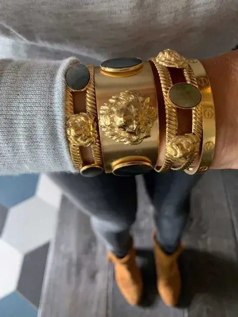 Populares con Saint Laurent en Anthony Vaccarello los brazaletes son el elemento maximalista que inyectará una energía decididamente sofisticada a tu jornada laboral. Populares con Saint Laurent en Anthony Vaccarello los brazaletes son el elemento maximalista que inyectará una energía decididamente sofisticada a tu jornada laboral.