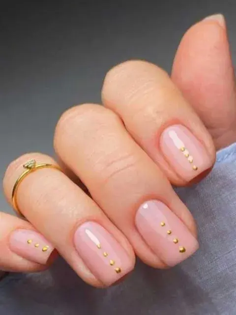 Una base translúcida con apliques en dorado. Otra forma de darle un distintivo a tu manos Una base translúcida con apliques en dorado. Otra forma de darle un distintivo a tu manos