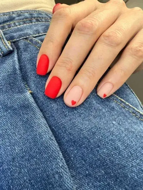 Red nails, pero con corazones. Una manera diferente de llevar un tono clásico con un toque de actualidad. Red nails, pero con corazones. Una manera diferente de llevar un tono clásico con un toque de actualidad.