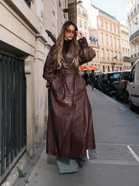Tini Stoessel con tapado croco en versión XXL Tini Stoessel con tapado croco en versión XXL