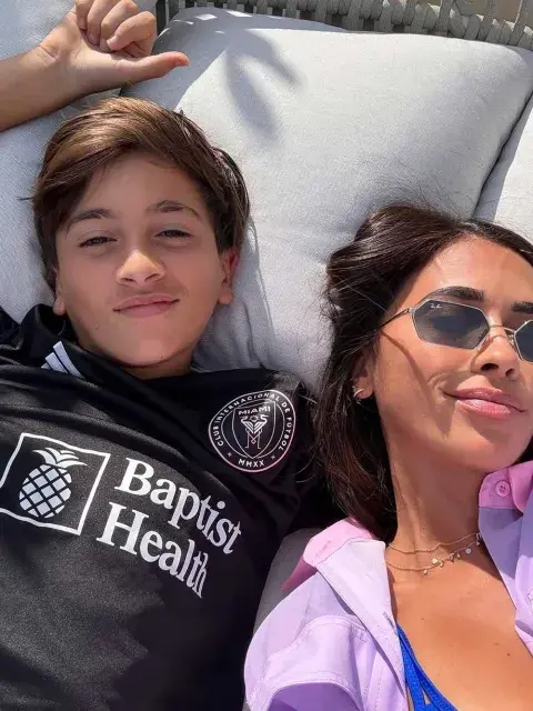 La influencer rosarina publicó en su cuenta de Instagram una serie de fotos en las que tanto ella y su familia disfrutan de un bello momento en la pileta de su casa