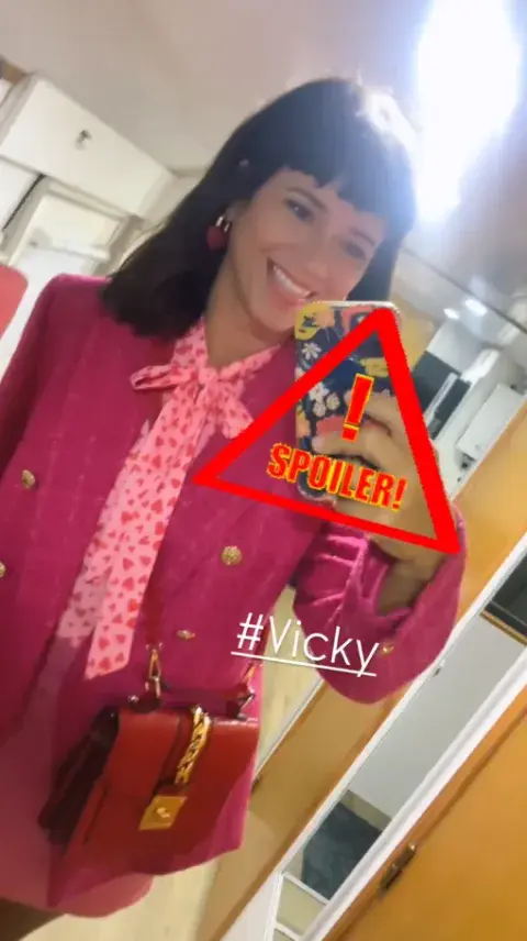 Griselda Siciliani en el set de la temporada 3 de Envidiosa. Griselda Siciliani en el set de la temporada 3 de Envidiosa.