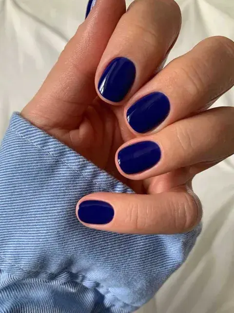El color azul vuelve a hacerse presente en el nail art de la mano de esta tendencia El color azul vuelve a hacerse presente en el nail art de la mano de esta tendencia