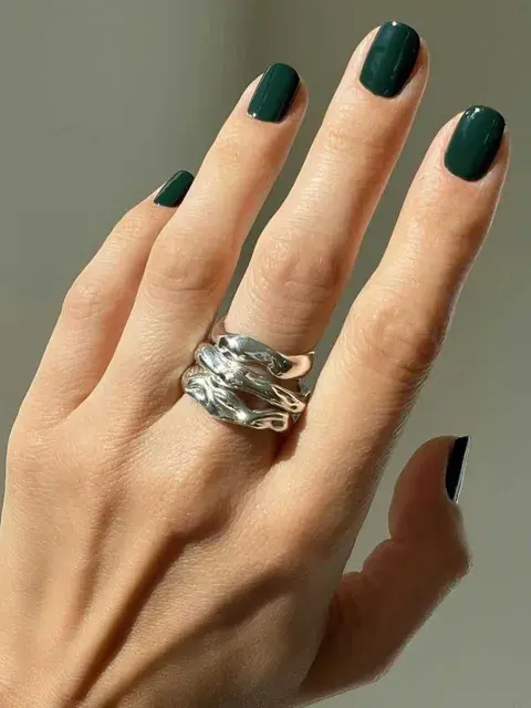 El verde inglés vuelve a hacerse presente en el nail art. Elegante y distinguido El verde inglés vuelve a hacerse presente en el nail art. Elegante y distinguido
