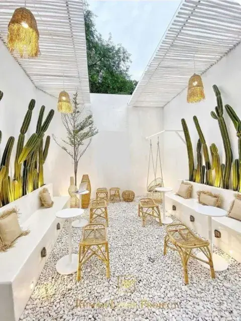 En este caso, un espacio totalmente blanco con piedras en el piso que aportan estilo al patio En este caso, un espacio totalmente blanco con piedras en el piso que aportan estilo al patio