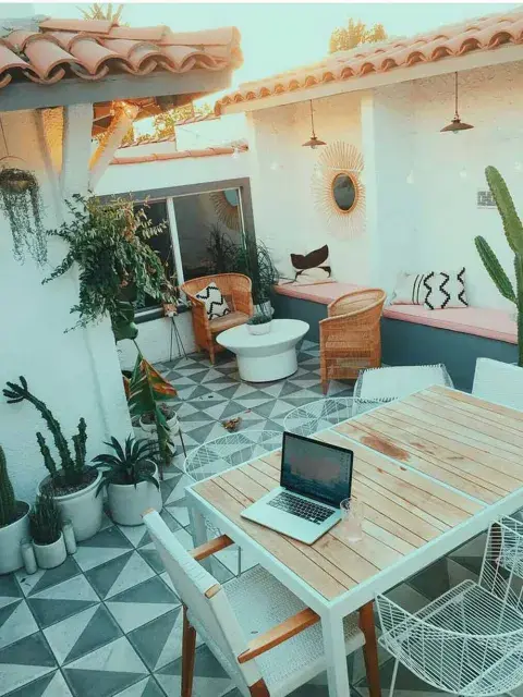Otra versión: piso protagonista a tono con el banco de cemento y detalles deco en gris, blanco y rosa Otra versión: piso protagonista a tono con el banco de cemento y detalles deco en gris, blanco y rosa