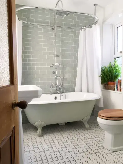Otra versión de una bañera vintage, en este caso, de color blanco junto a otros accesorios del mismo color Otra versión de una bañera vintage, en este caso, de color blanco junto a otros accesorios del mismo color