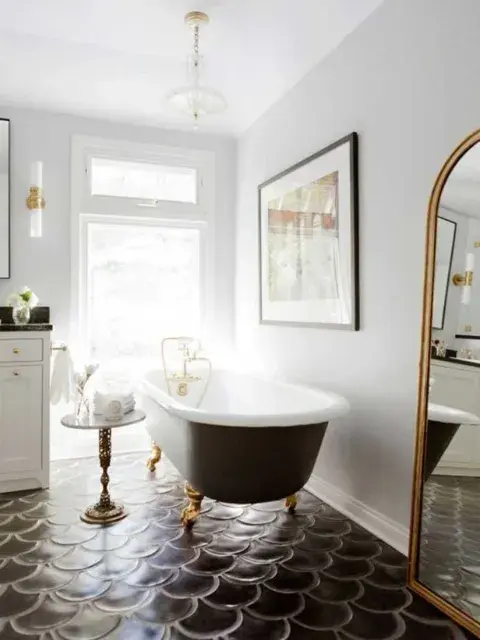 Estilo vintage. En este caso, no sólo la bañera se lleva todas las miradas, el piso también hace lo suyo Estilo vintage. En este caso, no sólo la bañera se lleva todas las miradas, el piso también hace lo suyo