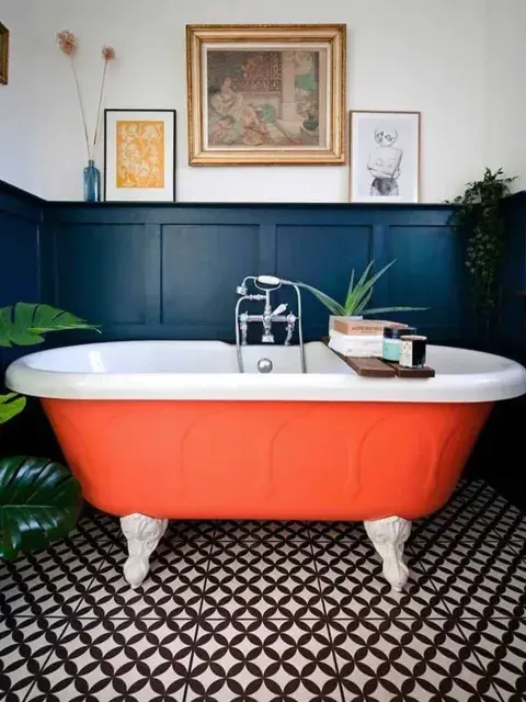Para los más osados, una bañera vintage en color naranja y blanco Para los más osados, una bañera vintage en color naranja y blanco