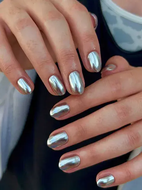El plata, otra idea que va perfecto en este caso con uñas cortas El plata, otra idea que va perfecto en este caso con uñas cortas