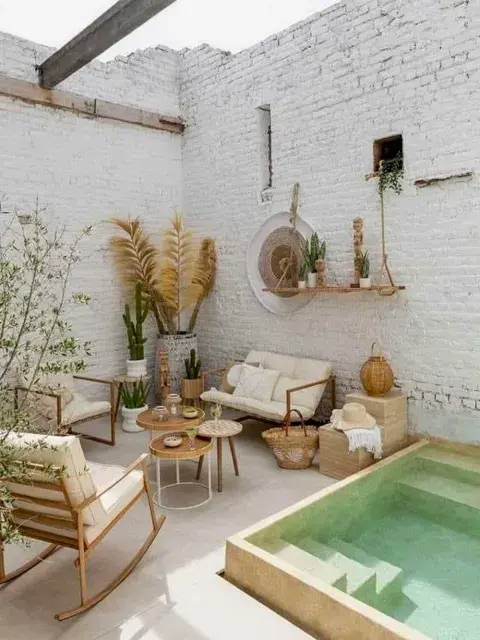 Un oasis en medio de la ciudad con mini piscina incluída y obejtos deco en tonos beige y blanco Un oasis en medio de la ciudad con mini piscina incluída y obejtos deco en tonos beige y blanco