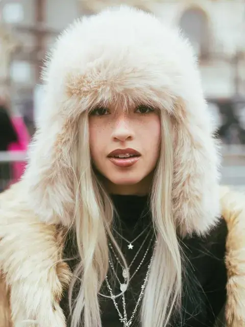 En colores claros pero también en tonos oscuros, el Ushanka pisa fuerte En colores claros pero también en tonos oscuros, el Ushanka pisa fuerte