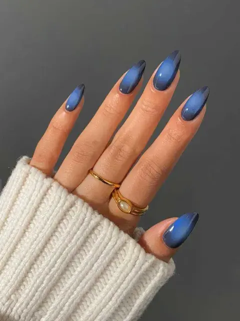 Lo cierto es que, en esta versión, la novedad es la incorporación de colores oscuros como el azul noche, el gris oscuro, el bordó y claramente el negro como los tonos elegidos Lo cierto es que, en esta versión, la novedad es la incorporación de colores oscuros como el azul noche, el gris oscuro, el bordó y claramente el negro como los tonos elegidos
