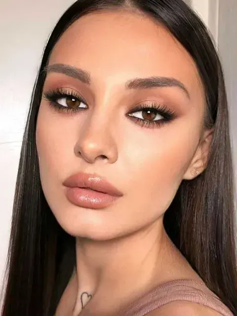 El delineado con lápiz o líquido que todos conocimos queda en la historia. En esta oportunidad, el secreto de esta propuesta está en reemplazar los productos por sombras en polvo o crema.