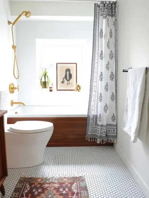 Una bañera clásica con reverstimiento simil madera Una bañera clásica con reverstimiento simil madera
