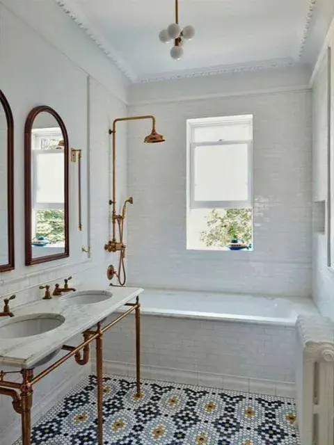 Bañera en total white. En este caso, tenemos la bañera clásica con detalles en grifería que se destacan junto a un piso también protagonista Bañera en total white. En este caso, tenemos la bañera clásica con detalles en grifería que se destacan junto a un piso también protagonista