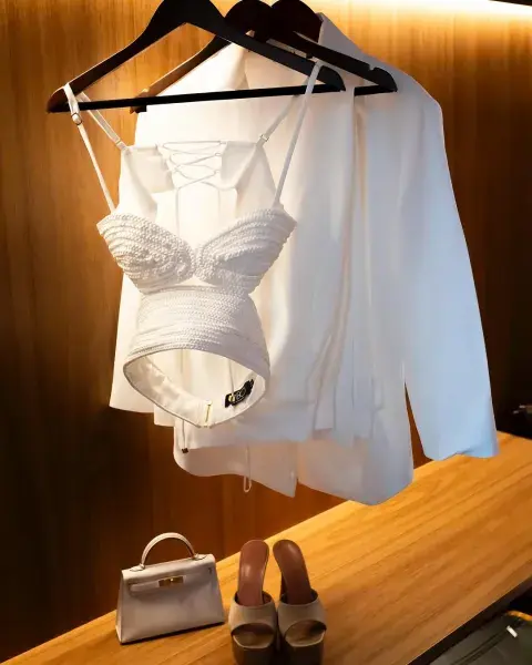 El look total white de Antonela Roccuzzo en Brasil. El look total white de Antonela Roccuzzo en Brasil.