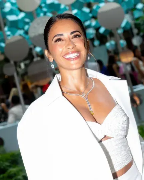 El look total white de Antonela Roccuzzo en Brasil. El look total white de Antonela Roccuzzo en Brasil.