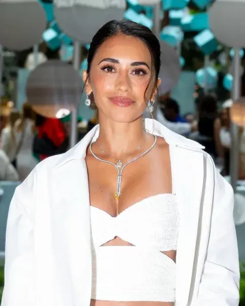 El look total white de Antonela Roccuzzo en Brasil. El look total white de Antonela Roccuzzo en Brasil.