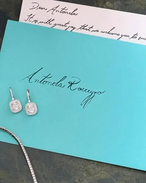 Antonela Roccuzzo muestra la invitación de Tiffany & Co. Antonela Roccuzzo muestra la invitación de Tiffany & Co.