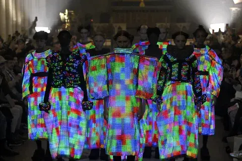 El disruptivo desfile de Anrealage en la Paris Fashion Week.