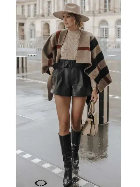 Si hablamos del calzado, las botas XXL están a la órden del día. Además, con stilettos siempre son un sí o para una versión más descontracturada podés recurrir a las zapatillas que también pueden generar un look canchero
