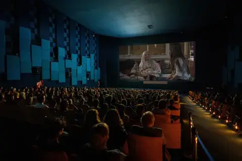 Gente en el cine. Gente en el cine.